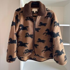 THE GREAT. The Pasture Fleece Jacket in Light Hickory